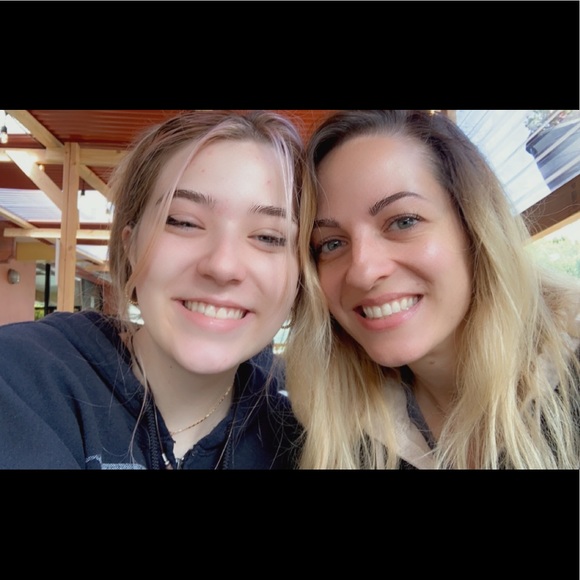 Meet your Posher, Lindsey! 💞 - Picture 4 of 4